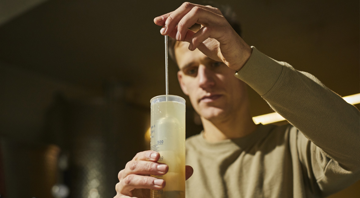 Bujdosó Ferkó pezsgőt készít