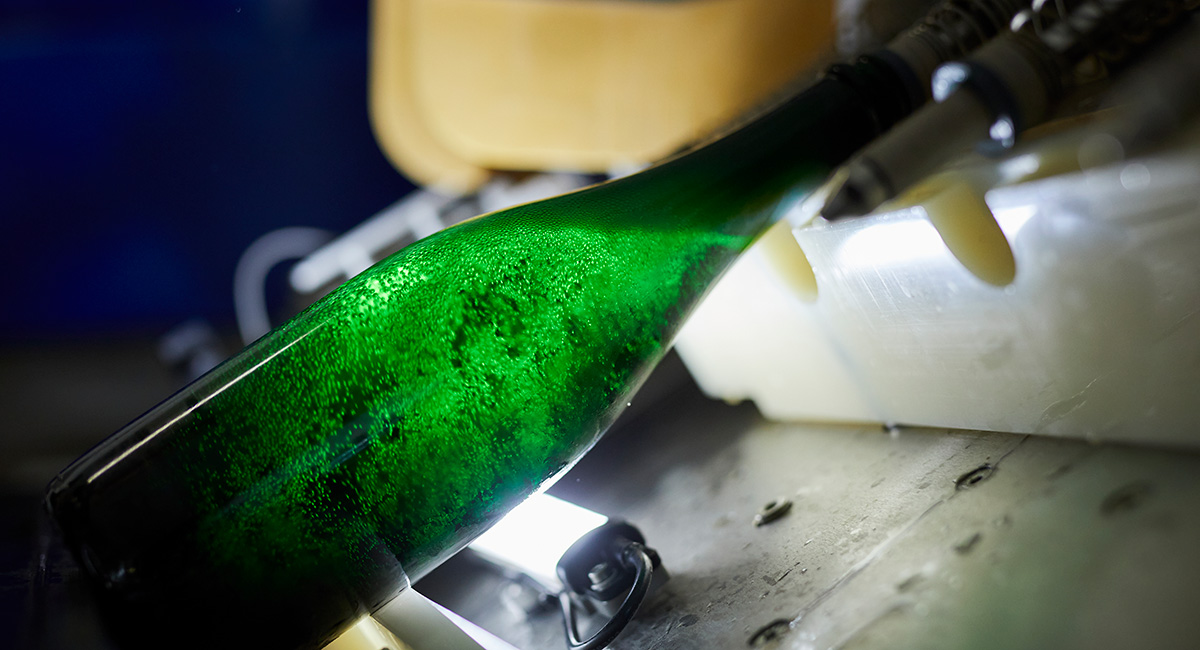 Tradicionális pezsgő degorzsálása a Bujdosó pincészetben